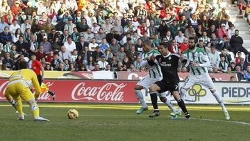 Crespo y Edimar agarran a Cristiano dentro del &aacute;rea