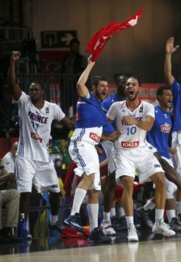 Los franceses muestran su alegría tras vencer a España.