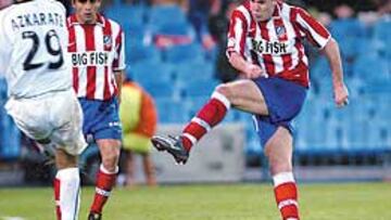 <b>EL TANTO DE LA IGUALADA</b>. Nano logró con este disparo el milagroso empate del Atlético. Ni Ibagaza ni nadie en el Calderón podían creerse que el Murcia no fuera a ganar el partido.