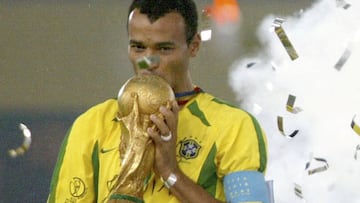 Brazil's captain Cafu kisses the World Cup trophy after his team won the World Cup final against Germany in Yokohama June 30, 2002. Brazil won 2-0. REUTERS/Jerry Lampen
30/06/02 MUNDIAL KOREA JAPON 2002 FINAL DE LA COPA DEL MUNDO BRASIL - ALEMANI
