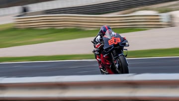 Marc Márquez pilota la Ducati del equipo Gresini durante el test en el circuito de Cheste en Valencia.