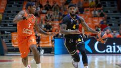 El jugador del Maccabi de Tel Aviv , Lorenzo Brown junto al del Valencia Basket, Chris Jones.