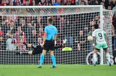 1-1. Julen Agirrezabala, pese a su estirada, no puede evitar que pablo Ibáñez marque el primer golrojillo.