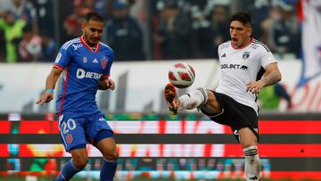 El jugador de Universidad de Chile, Federico Mateos, disputa el balón contra Carlos Palacios de Colo Colo durante el partido de Primera División disputado en el estadio Santa Laura.