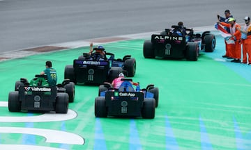 Durante el Gran Premio de Miami 2025, los 20 pilotos de Frmula 1 desfilaron en rplicas a tama?o real de sus monoplazas, construidas con aproximadamente 400.000 piezas de LEGO cada una. Estas versiones elctricas, con neumticos Pirelli reales, alcanzaban hasta 20 km/h y fueron creadas en colaboracin con LEGO. El desfile reemplaz al tradicional camin de presentacin, ofreciendo una experiencia ms creativa, que gener entusiasmo tanto en la pista como entre los espectadores. La iniciativa busca acercar el espectculo de la F1 a los fans.
