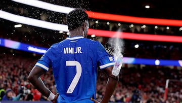 Vinicius recibe el golpe de una botella de agua momentos antes de que Tent-Alexander Arnold lance un córner.