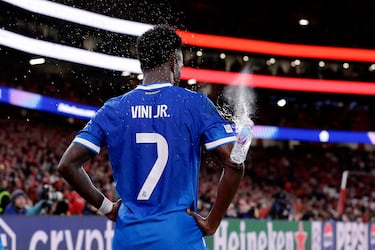 Vinicius recibe el golpe de una botella de agua momentos antes de que Tent-Alexander Arnold lance un córner.