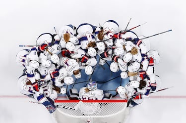 El equipo femenino de hockey hielo de Estados Unidos se reúne antes del comienzo del partido contra el equipo de Suiza durante los Juegos Olímpicos de Invierno de Beijing 2022. 