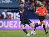 Paris Saint-Germain's Spanish midfielder #08 Fabian Ruiz shoots the ball during the French L1 football match between Paris Saint-Germain (PSG) and FC Nantes at the Parc des Princes stadium in Paris on April 22, 2026. (Photo by FRANCK FIFE / AFP)