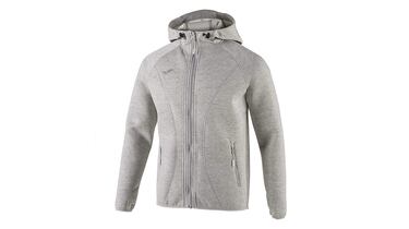 Di adis al fro con esta chaqueta Joma ligera para hombre