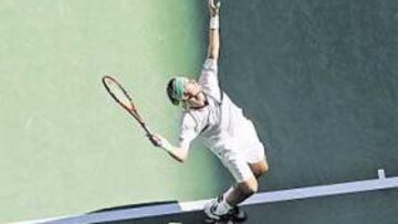 <b>HACIA ARRIBA. </b>Juan Carlos Ferrero saca con fuerza frente a Tipsarevic, después de haber superado unas molestias abdominales.