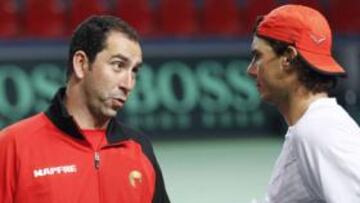 <b>PREPARADO. </b>Costa conversa con Nadal, en la pista de Charleroi.