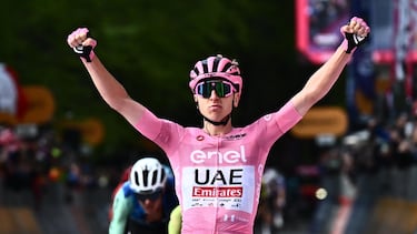Tadej Pogacar celebra su victoria en Prati di Tivo.