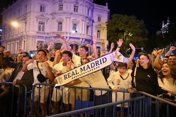 MADRID, 01/06/2024.- Aficionados del Real Madrid en la plaza de Cibeles celebran la Decimoquinta Copa de Europa tras imponerse 2-0 al Borussia Dortmund en la final de la Liga de Campeones disputada hoy sábado en el estadio de Wembley, en Londres. EFE/Fernando Villar