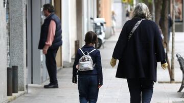 17/04/20. (DVD 998). Una ni&ntilde;a y un adulto en el centro de Madrid durante la la pandemia de coronavirus.
 Jaime Villanueva.