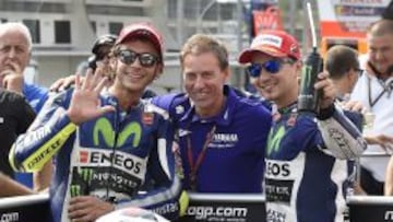 Rossi, Jarvis y Lorenzo, celebrando un doblete.