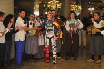 Jorge Lorenzo es recibido por sus padres a su llegada al aeropuerto de Palma de Mallorca.