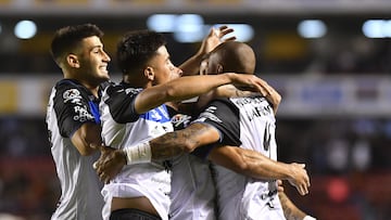 Jugadores del Querétaro festejan un gol en el comienzo del Clausura 2024.