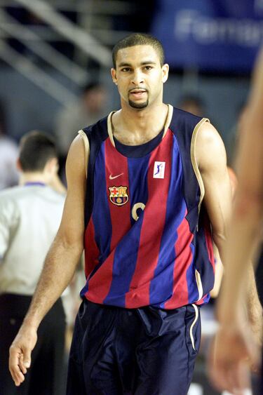 Ademola Okulaja, un histórico del baloncesto alemán, falleció en mayo a la edad de 46 años. Nacido en Nigeria, pero con nacionalidad alemana, llegó a jugar 172 partidos con la selección germana entre los años 1995 y 2007, donde compartió vestuario con Dirk Nowitzki y Patrick Femerling, y participó en la conquista del bronce en el Mundial de 2002. Okulaja también tuvo un dilatado paso por la Liga ACB, donde disputó 148 partidos, con un promedio de 13,4 puntos y 6,4 rebotes, en cinco clubes diferentes: Girona (2000-01 y 2003-04), Barcelona (2001-02), Málaga (2002-03), Valencia (2004-05) y Alicante (2006-07).