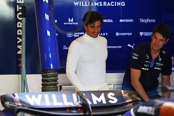 Carlos Sainz instantes antes de montarse por primera vez en el Williams FW-46.