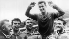 El jugador francés consiguió el récord goleador en un mismo mundial metiendo 13 goles en el de Suecia de 1958. Sin embargo, tuvo que terminar su carrera a los 28 años por la fractura de una de sus piernas. No pudo recuperarse totalmente y por ello tuvo que retirarse. 