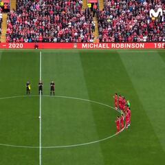 Vean y escuchen: así fue el homenaje a Robinson de Osasuna y Liverpool en Anfield