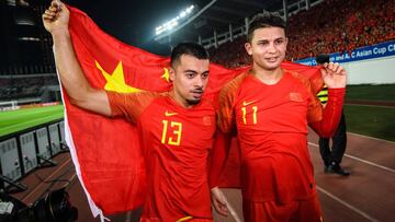 Nicholas Yennaris y Elkeson, con la selección de China.