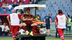 El jugador de la Roma Nicolo Zaniolo abandona el partido de la Serie A contra el Cremonese tras sufrir una lesión.