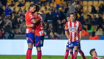 AME2692. MONTERREY (MÉXICO), 01/12/2024.- Jugadores de San Luis celebran su triunfo este domingo, durante un partido de vuelta correspondiente a cuartos de final del Torneo Apertura 2024 entre Tigres y San Luis, en el estadio Universitario en Monterrey (México). EFE/ Miguel Sierra