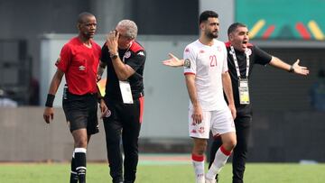 El entrenador de T&uacute;nez, Mondher Kebaier, reprende a Janny Sikazwe. 
 arbitro del T&uacute;nez-Mali. 