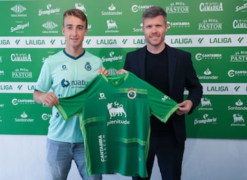 Mikel Martija ha acompañado a Javi Castro durante su presentación este mediodía en El Sardinero.