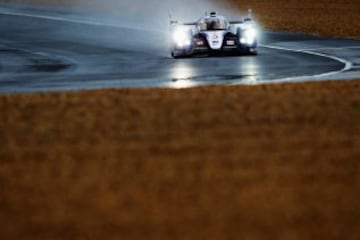 Anthony Davidson de Gran Bretaña conduce el Racing Toyota TS030 Hybrid durante la calificación para la carrera de Le Mans