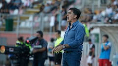 El entrenador de Colo Colo, Gustavo Quinteros, es fotografiado durante el partido de Primera División contra Curicó Unido disputado en el estadio La Granja.