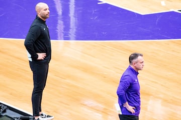 El entrenador de los Brooklyn Nets, Jordi Fernndez, y Darko Rajakovic de Toronto Raptors.