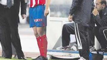 <b>DE IDEAS FIJAS. </b>El entrenador argentino junto a Juan Valera en uno de los cambios. Al otro extremo, Arizmendi, que aún no ha debutado.