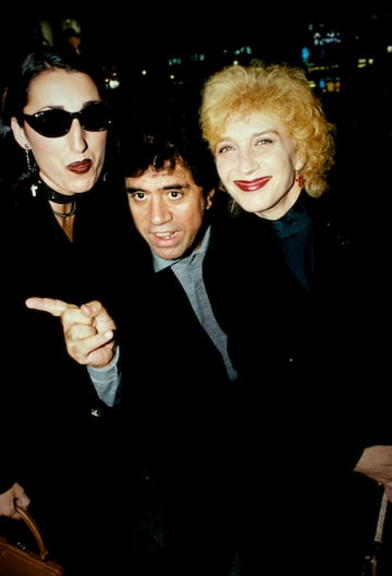 Las actrices españolas Rossy de Palma y Marisa Paredes acompañaron al realizador Pedro Almodóvar en el estreno de la película 'La Fleur de mon Secret' en 1995 en París, Francia.