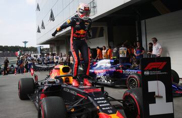 Max Verstappen celebra la victoria de carrera. 