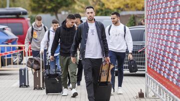 Madrid (Spain), 14/11/2022.- A handout photo made available by the Spanish Royal Soccer Federation (RFEF) of Spanish player Sergio Busquets (front) and teammates upon their arrival to Las Rozas Soccer City in Madrid, central Spain, 14 November 2022. Spain will face Jordan on 17 November 2022 in preparation for the upcoming FIFA World Cup 2022 in Qatar. (Mundial de Fútbol, Jordania, España, Catar) EFE/EPA/Pablo Garcia / RFEF HANDOUT HANDOUT EDITORIAL USE ONLY/NO SALES
