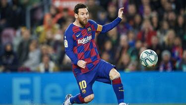 Messi controla un balón.