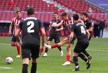 Marcos Llorente marca el 5-0 al Eibar. 