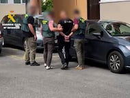 SAN SEBASTIÁN, 24/04/2026.-Un seguidor de la Real Sociedad ha sido detenido por la Guardia Civil en Lazkao (Gipuzkoa) por conducción temeraria después de que el pasado día 19, un día después de la final de la Copa del Rey, tres furgonetas intentaran sacar de la vía a una autocaravana en la que viajaban aficionados del Atlético de Madrid en la A-5, en la provincia de Badajoz. El arrestado es un hombre de 33 años y ha sido detenido tras la difusión de un vídeo en las redes sociales en el que aparecen tres furgonetas negras que acorralan a una autocaravana en marcha, han confirmado a EFE fuentes de la Guardia Civil. La Guardia Civil de Gipuzkoa ha informado en la red social X de que el arrestado en Lazkao es el presunto conductor de la furgoneta de alquiler que efectuó maniobras peligrosas en la A-5 cuando regresaba a Gipuzkoa de la final de la Copa del Rey.-EFE/ Guardia Civil ***SOLO USO EDITORIAL/SOLO DISPONIBLE PARA ILUSTRAR LA NOTICIA QUE ACOMPAÑA (CRÉDITO OBLIGATORIO)***