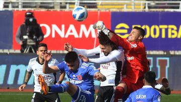 Futbol, Universidad de Chile vs Colo Colo.
Fecha 20, campeonato Nacional 2022.
El jugador de Universidad de Chile Cristobal Campos, derecha, disputa el balon contra Maximiliano Falcon of Colo Colo durante el partido por la primera division disputado en el estadio Fiscal de Talca.
Talca, Chile.
31/07/2022
Jose Robles/Photosport
Football, Universidad de Chile vs Colo Colo.
20th date, 2022 National Championship.
Universidad de Chile’s player Cristobal Campos, right, vies the ball against Maximiliano Falcon of Colo Colo during the first division match held at Fiscal de Talca stadium.
Talca, Chile.
07/31/2022
Jose Robles/Photosport