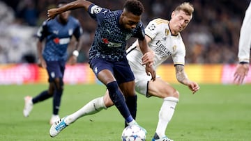 Toni Kroos presiona a Álvaro Djaló en el Real Madrid-Braga de la jornada 4 del grupo C de la UEFA Champions League.