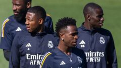 GRAF5722. MADRID, 23/09/2023.- El delantero brasileño Vinícius Jr. (c) flanqueado por Rüdiger, Alaba y Mendy (d), durante el entrenamiento que celebró el Real Madrid este sábado en las instalaciones del club en Valdebebas. El Real Madrid se enfrentará al Atlético de Madrid este domingo en su correspondiente partido de la 6ª jornada de LaLiga. EFE/ Daniel González
