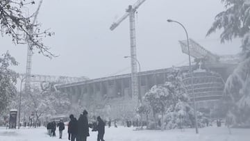 Impresiona y muchos no han querido perdérselo: así luce el Bernabéu totalmente nevado