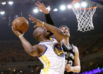 Tiago Splitter defiende contra Carl Landry en el Juego 3 de la conferencia Oeste de la semifinal partido de baloncesto playoff NBA en Oakland, California.