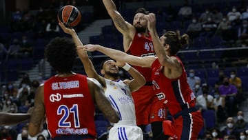 Williams-Goss trata de lanzar ante la defensa de Shved y Kurbanov durante el Real Madrid-CSKA Mosc&uacute;.