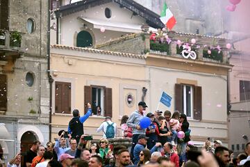 Gran ambiente antes del inicio de la tercera etapa del Giro de italia 2023.