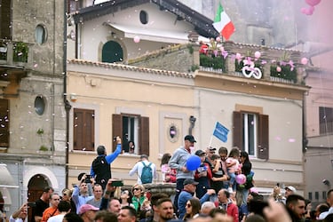 Gran ambiente antes del inicio de la tercera etapa del Giro de italia 2023.