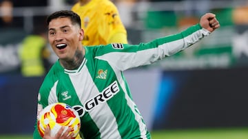 SEVILLA, 14/01/2026.- El delantero argentino del Betis, Chimy Ávila, celebra el primer gol del equipo bético durante el encuentro correspondiente a los octavos de final de la Copa del Rey que disputan hoy miércoles Betis y Elche en el estadio de La Cartuja, en Sevilla. EFE / José Manuel Vidal.